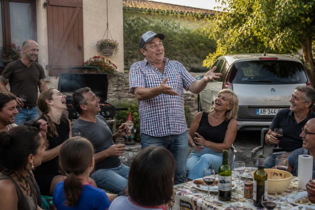 découvrez pourquoi les blagues beauf, souvent basées sur des clichés, continuent de faire rire en jouant sur des stéréotypes populaires et un humour accessible à tous.