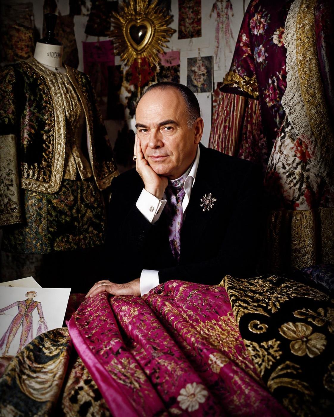 découvrez comment le designer christian lacroix a révolutionné la mode et l'art décoratif grâce à son style audacieux, coloré et innovant, marquant l'histoire du design.
