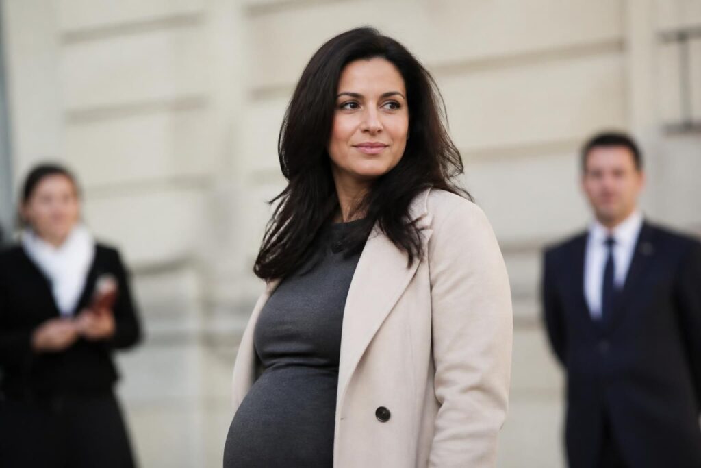 découvrez ce que révèle la récente apparition publique de sarah knafo enceinte, entre émotions et révélations inédites.