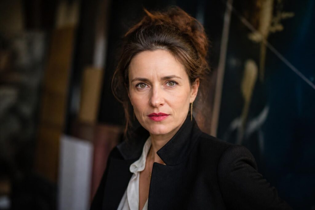 découvrez aurore malval, une voix engagée qui révolutionne les normes avec passion et authenticité. plongez dans le portrait d'une artiste qui bouscule les codes.