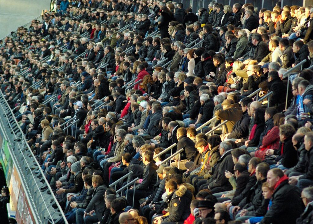 Public assis dans une tribune lors d’un événement sportif